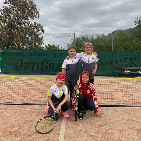 Bild enthält, Racket, Tennis, Tennis Racket, Bench, People, Person, Boy, Child, Male, Shoe