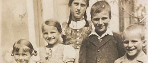 Bild enthält, Shorts, Person, Photography, Portrait, Coat, Pants, Boy, Child, Male, Shoe