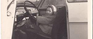 Bild enthält, Car, Transportation, Vehicle, Baby, Person, Machine, Wheel, Face, Head