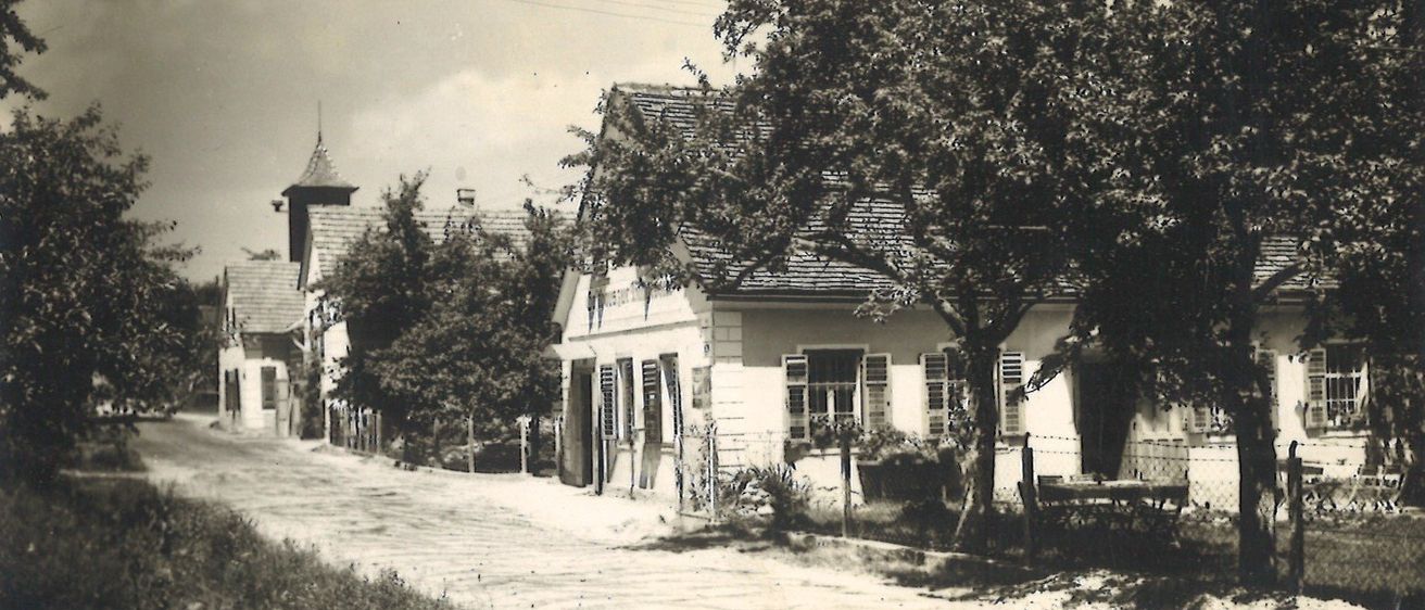 Bild enthält, City, Street, Urban, Neighborhood, Monastery, Cottage, Housing, Suburb, Outdoors, Nature