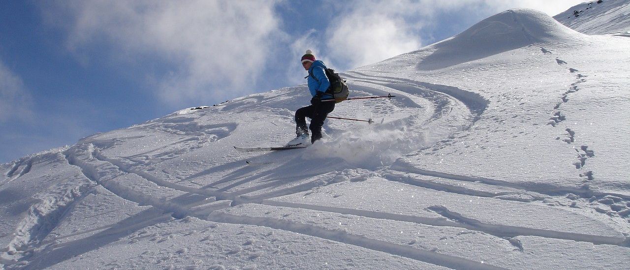 Bild enthält, Nature, Outdoors, Piste, Snow, Glove, Person, Peak, Slope, Hat, Skiing