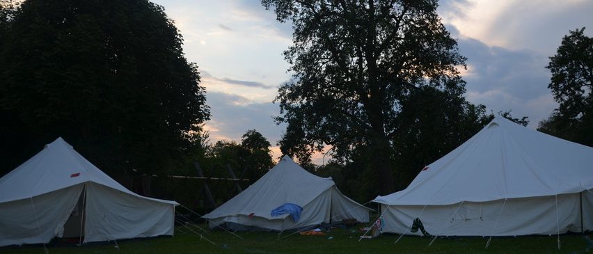 Bild enthält, Architecture, Building, Outdoors, Shelter, Tent, Camping, Grass, Plant