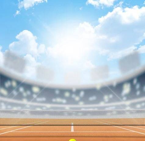 Ein Tennisplatz im Freien mit einem leeren Stadion und einem gelben Tennisball auf dem Platz unter einem blauen Himmel mit Wolken.