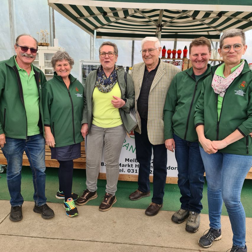 Bild enthält, Pants, Coat, Jacket, Jeans, People, Person, Blazer, Shoe, Portrait, Glasses