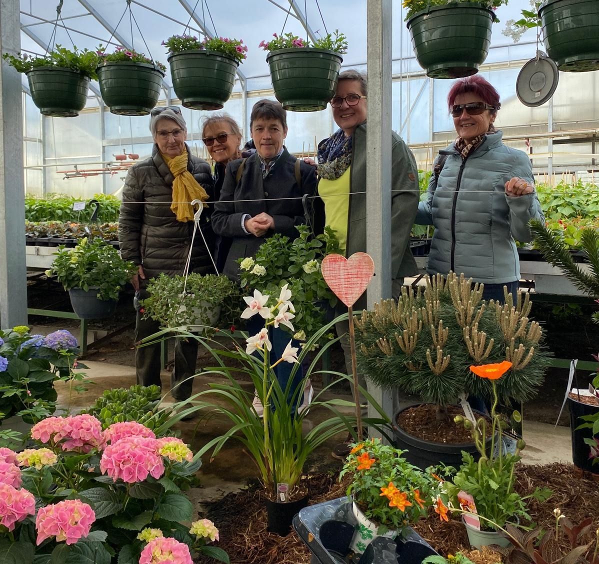 Bild enthält, Garden, Nature, Outdoors, Gardening, Potted Plant, Adult, Female, Person, Woman, Coat