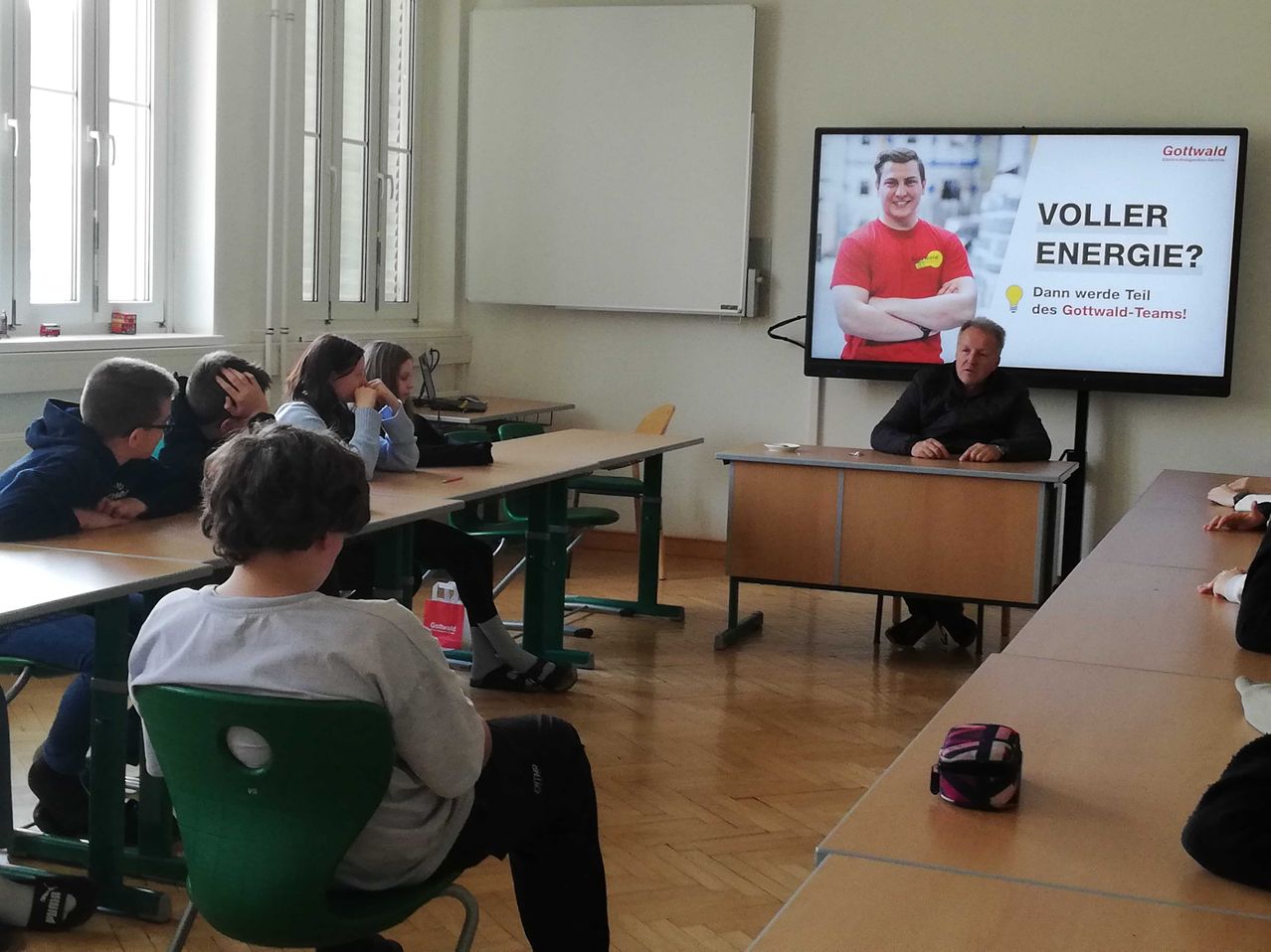 Bild enthält, People, Person, Monitor, Crowd, Adult, Male, Man, Boy, Child, White Board