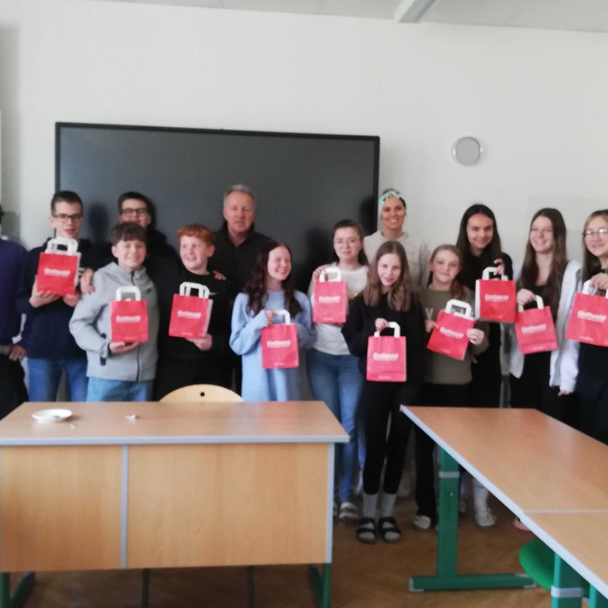 Bild enthält, Adult, Female, Person, Woman, People, Handbag, Table, Male, Man, Computer Hardware