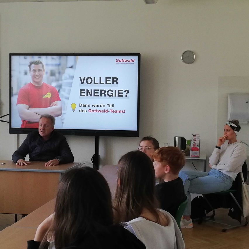 Bild enthält, People, Person, Adult, Male, Man, Monitor, Crowd, Female, Woman, White Board