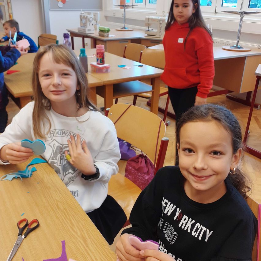Bild enthält, Person, Student, Table, Scissors, Child, Female, Girl, Candle, Adult, Woman