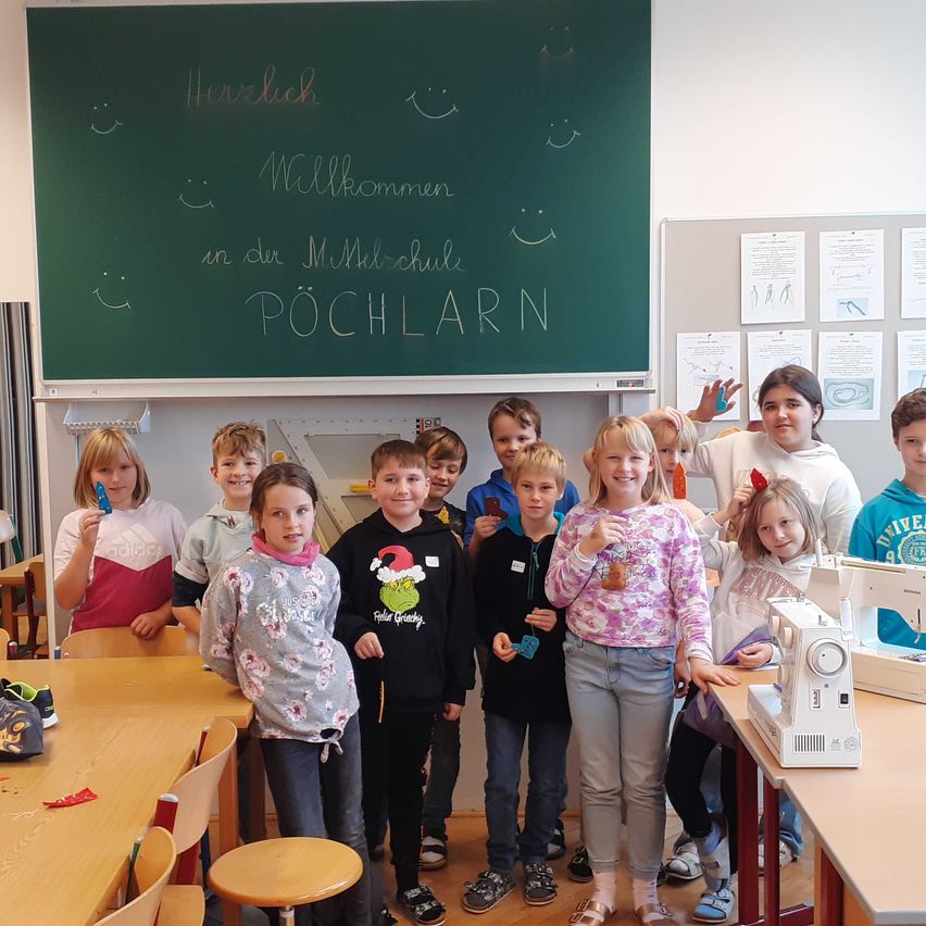 Bild enthält, Person, Student, Handbag, Boy, Child, Male, Female, Girl, Blackboard, Woman