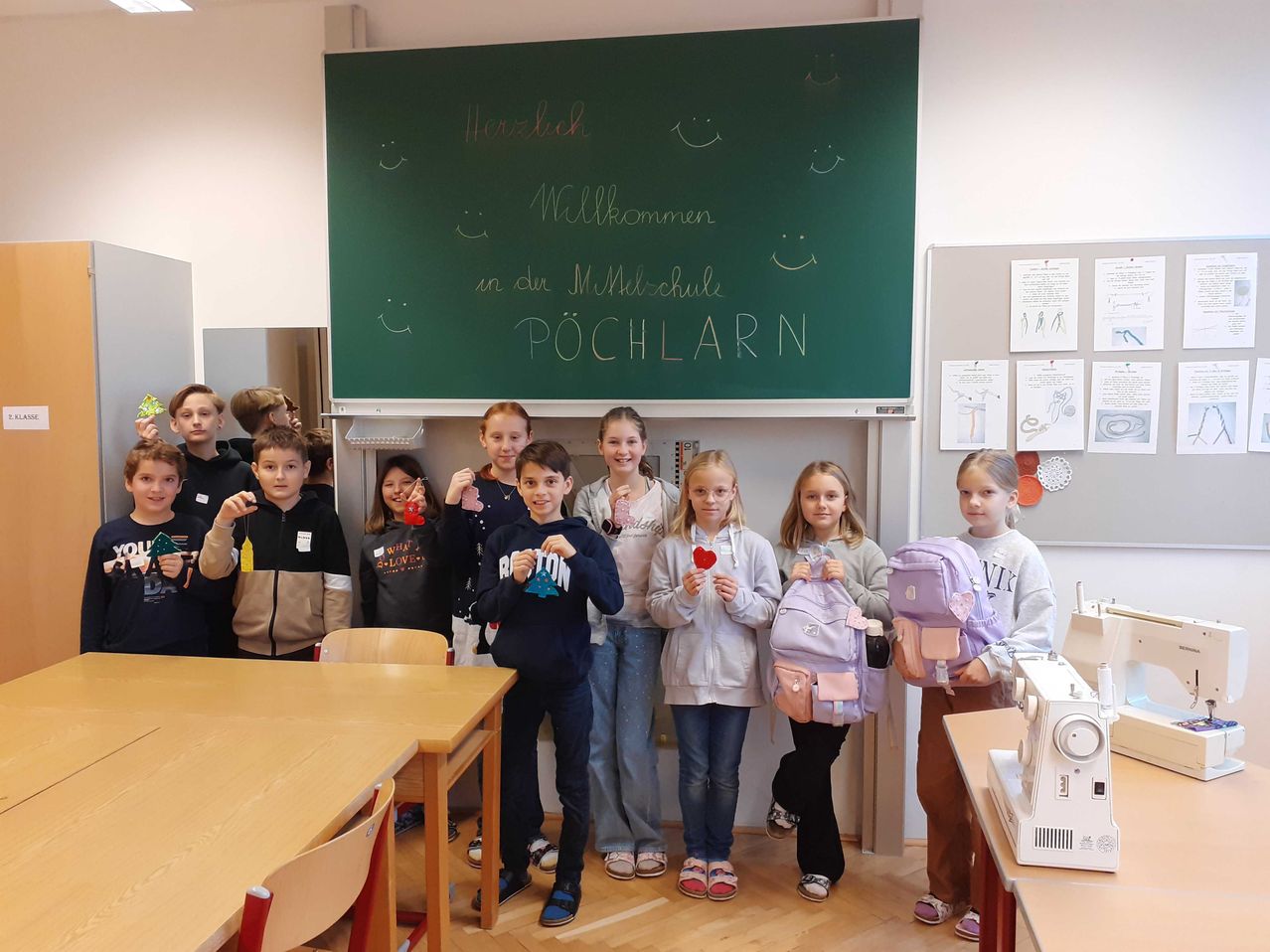 Bild enthält, Boy, Child, Male, Person, Student, Female, Girl, Blackboard, Shoe, Coat