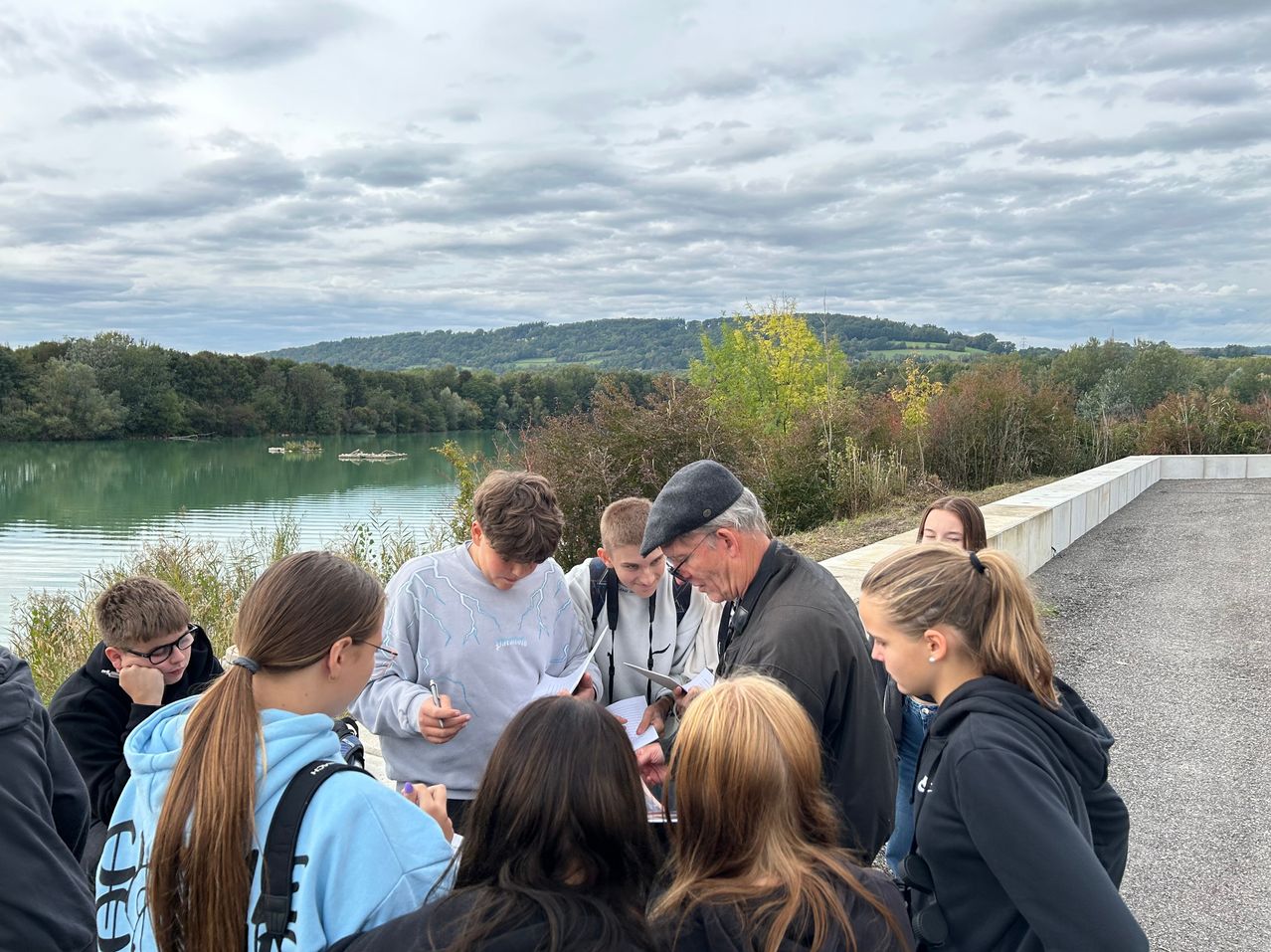 Bild enthält, Outdoors, Scenery, Person, Female, Girl, Teen, Adult, Male, Man, Woman