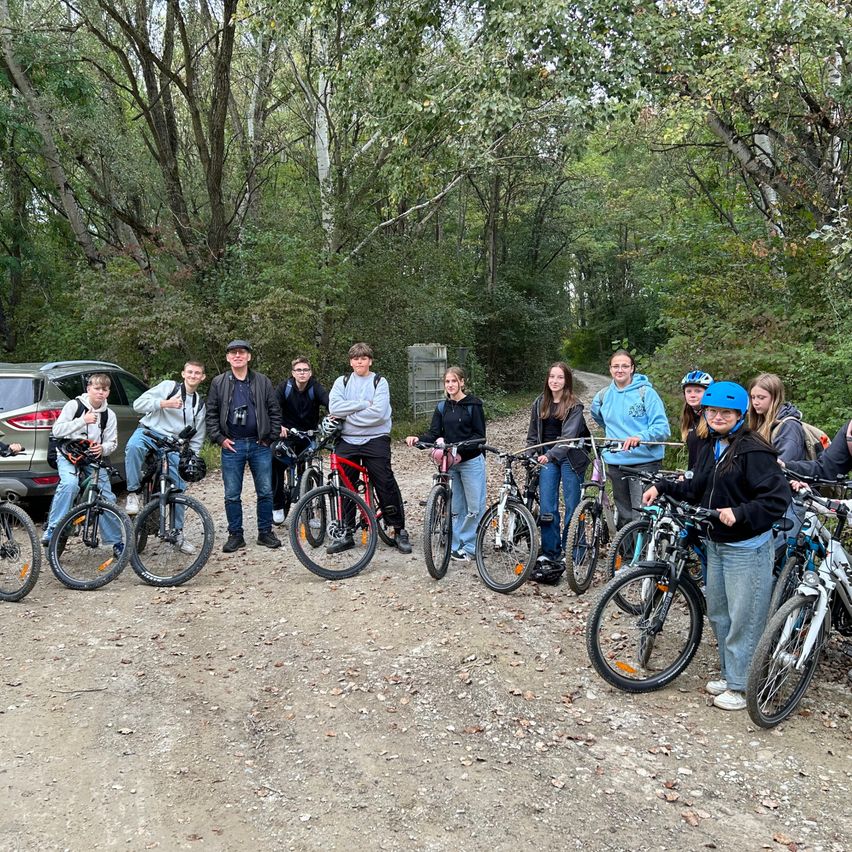 Bild enthält, People, Person, Helmet, Bicycle, Wheel, Female, Girl, Teen, Adult, Woman