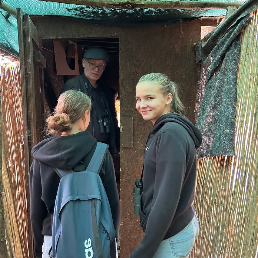 Bild enthält, Shelter, Pants, Bag, Person, Adult, Female, Woman, Jeans, Smile, Coat