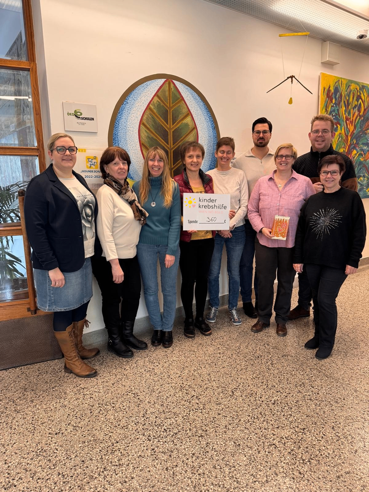 Bild enthält, Pants, People, Person, Groupshot, Jeans, Coat, Jacket, Adult, Female, Woman