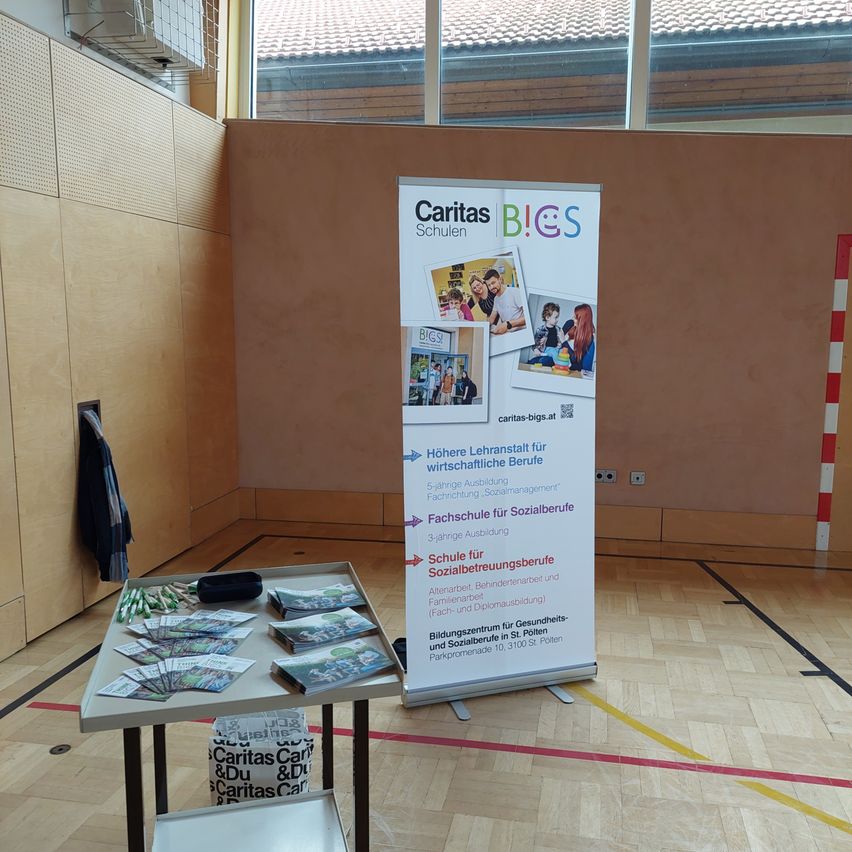 Bild enthält, Advertisement, Poster, Floor, Flooring, Person, Desk, Furniture, Table, Head