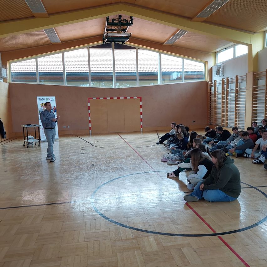 Bild enthält, People, Person, Floor, Flooring, Adult, Female, Woman, Crowd, Classroom, School