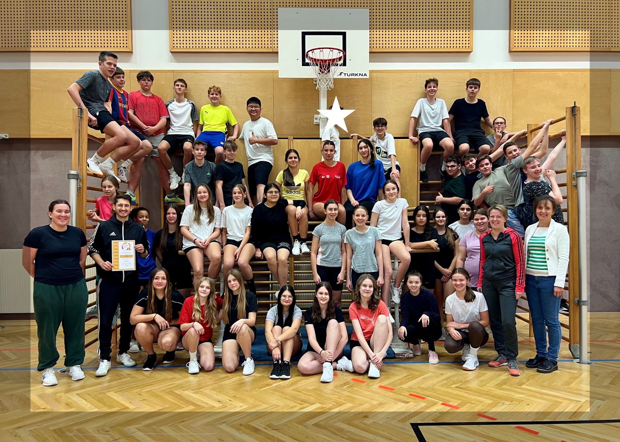 Bild enthält, People, Person, Shorts, Adult, Male, Man, Jeans, Shoe, Groupshot, Basketball Game