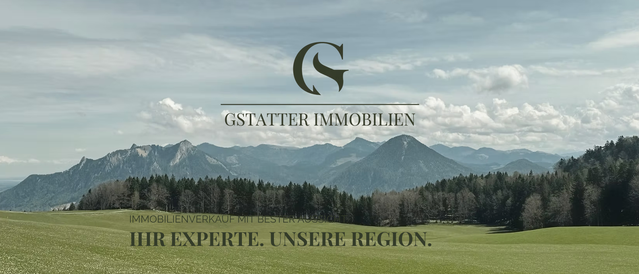 Werbung von Gstatter Immobilien mit einer malerischen Landschaft mit Bergen und Bäumen. Es bewirbt Experten für Immobilienverkäufe in ihrer Region.