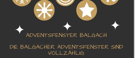 Ein schwarzes Plakat mit goldenen Ornamenten kündigt die Eröffnung der Balgacher Adventsfenster am 1. Dezember 2025 um 17 Uhr an. Sie leuchten bis zum 6. Januar 2026. Die Gemeinschaft lädt alle ein, die wunderschönen Fenster bei einem abendlichen Winterspaziergang zu bestaunen.