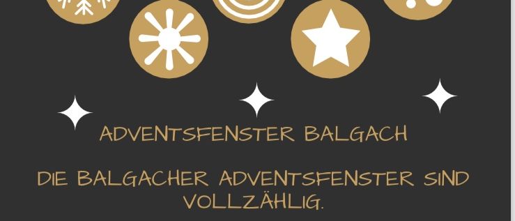 Ein schwarzes Plakat mit goldenen Ornamenten kündigt die Eröffnung der Balgacher Adventsfenster am 1. Dezember 2025 um 17 Uhr an. Sie leuchten bis zum 6. Januar 2026. Die Gemeinschaft lädt alle ein, die wunderschönen Fenster bei einem abendlichen Winterspaziergang zu bestaunen.