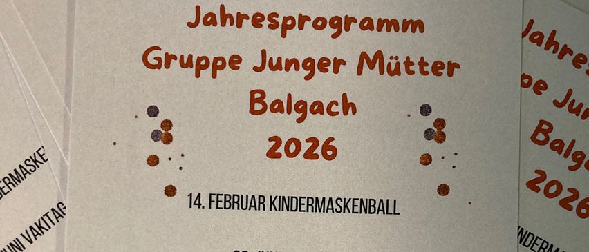 Ein Jahresprogramm 2026, veranstaltet von der Gruppe Junger Mütter Balgach. Veranstaltungen umfassen einen Kindermaskenball am 14. Februar, einen Urlaubstag am 20. Juni, ein Picknick am 9. September, Stricken für Mamis am 18. September und ein Puppentheater am 4. November.