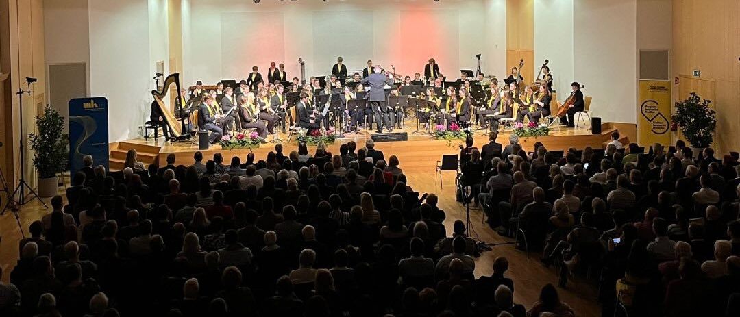 Bild enthält, People, Person, Indoors, Classroom, School, Crowd, Group Performance, Hall, Lecture, Lecture Hall