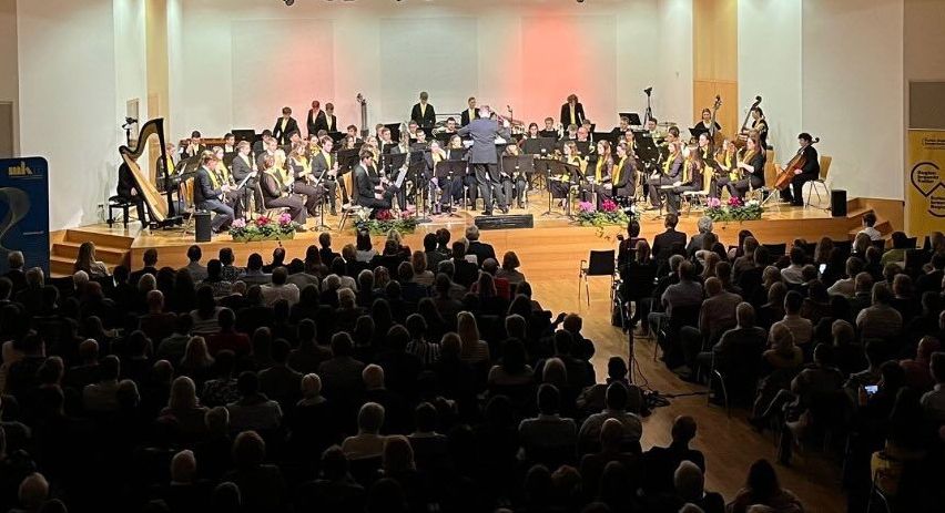 Bild enthält, People, Person, Indoors, Classroom, School, Crowd, Group Performance, Hall, Lecture, Lecture Hall