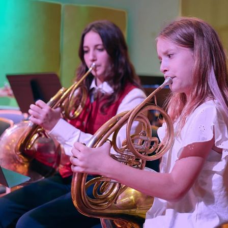 Bild enthält, Person, Musical Instrument, Brass Section, Horn, Face, Head, Leisure Activities, Music, Musician, Performer