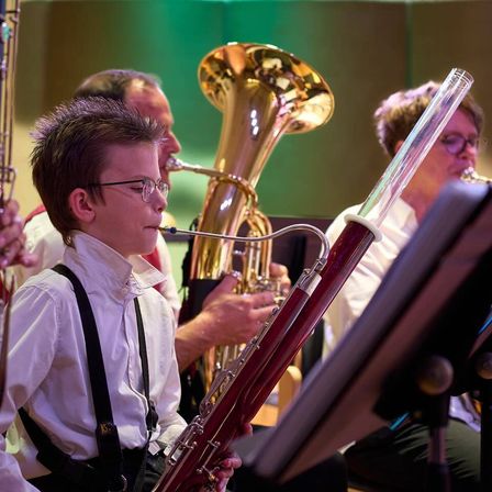 Bild enthält, Group Performance, Music Band, Musical Instrument, Performer, Person, Brass Section, Horn, Tuba, Flugelhorn, Face