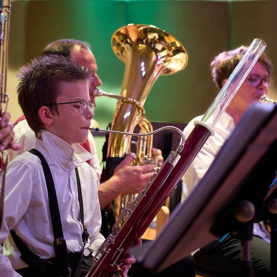 Bild enthält, Group Performance, Music Band, Musical Instrument, Performer, Person, Brass Section, Horn, Tuba, Flugelhorn, Face