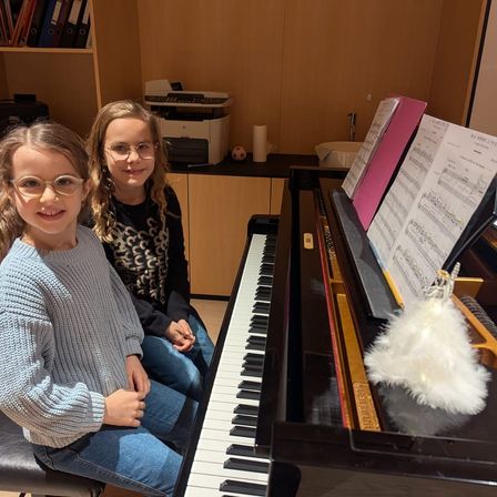 Bild enthält, Keyboard, Musical Instrument, Piano, Adult, Female, Person, Woman, Music, Musician, Performer