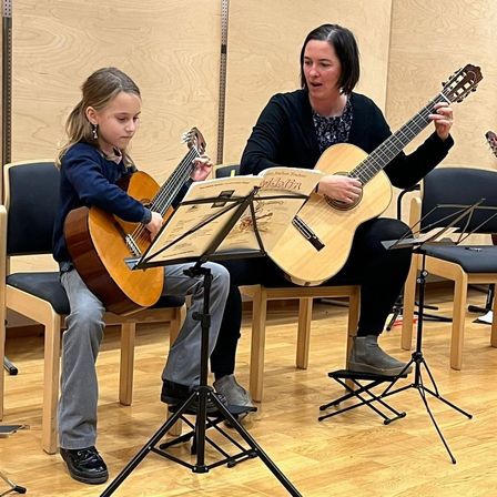 Bild enthält, Performer, Person, Guitar, Guitarist, Leisure Activities, Music, Musical Instrument, Musician, Singing, Solo Performance