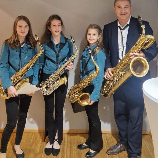 Bild enthält, Adult, Male, Man, Person, Female, Girl, Teen, Musical Instrument, Groupshot, Wristwatch