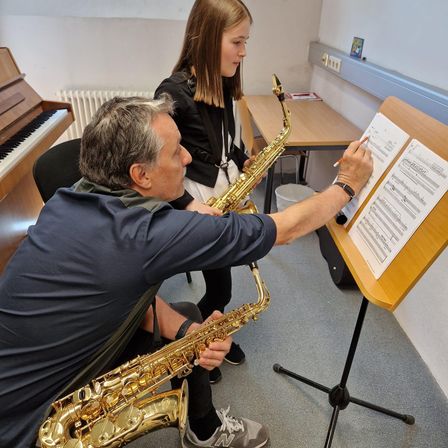 Bild enthält, Pen, Person, Adult, Male, Man, Musical Instrument, Piano, Musician, Performer, Head