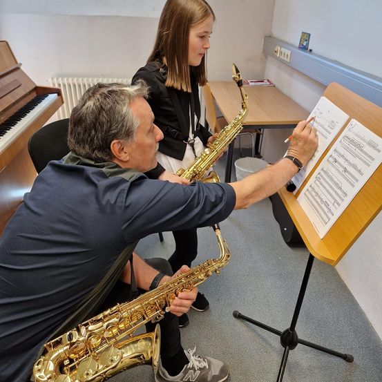 Bild enthält, Pen, Person, Adult, Male, Man, Musical Instrument, Piano, Musician, Performer, Head