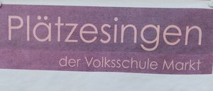 Plakat für eine Veranstaltung der Volksschule Markt mit einer bunten Zeichnung von Menschen und Daten. Die Veranstaltung findet am 12. Juni 2026 von 8:50 Uhr bis 11:35 Uhr statt, mit einem Ersatztermin am 19. Juni 2026.