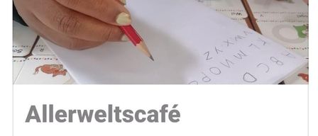 Ein Bild mit Text und Emojis über das Willkommen aller, zeigt eine Hand, die auf einem Papier mit Buchstaben schreibt, und einen Tisch mit Lernmaterial.