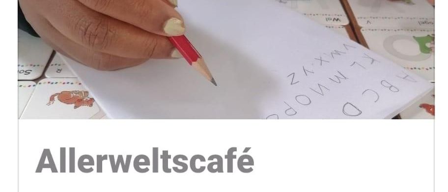 Ein Bild mit Text und Emojis über das Willkommen aller, zeigt eine Hand, die auf einem Papier mit Buchstaben schreibt, und einen Tisch mit Lernmaterial.