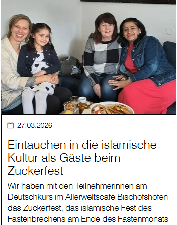 Drei Frauen und ein junges Mädchen sitzen zusammen auf einer Couch, lächeln, mit einem Tisch vor ihnen mit Essen und Getränken, und einem Textüberlagerung, der 'Eintauchen in die islamische Kultur als Gäste beim Zuckerfest' lautet.