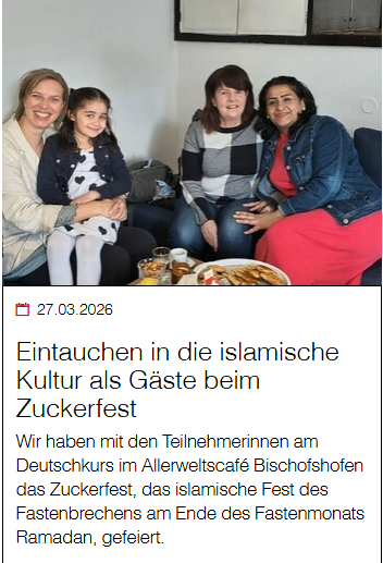 Drei Frauen und ein junges Mädchen sitzen zusammen auf einer Couch, lächeln, mit einem Tisch vor ihnen mit Essen und Getränken, und einem Textüberlagerung, der 'Eintauchen in die islamische Kultur als Gäste beim Zuckerfest' lautet.