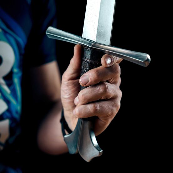 Bild enthält, Sword, Weapon, Body Part, Finger, Hand, Person, Blade, Dagger, Knife