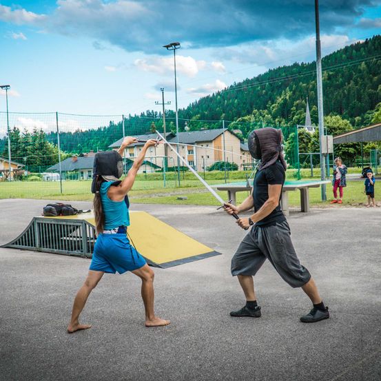 Bild enthält, Sword, Weapon, Person, Clothing, Shorts, Swordfight