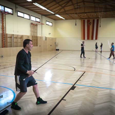 Bild enthält, Sword, Baton, Badminton, Person, Volleyball Game, Floor, Flooring