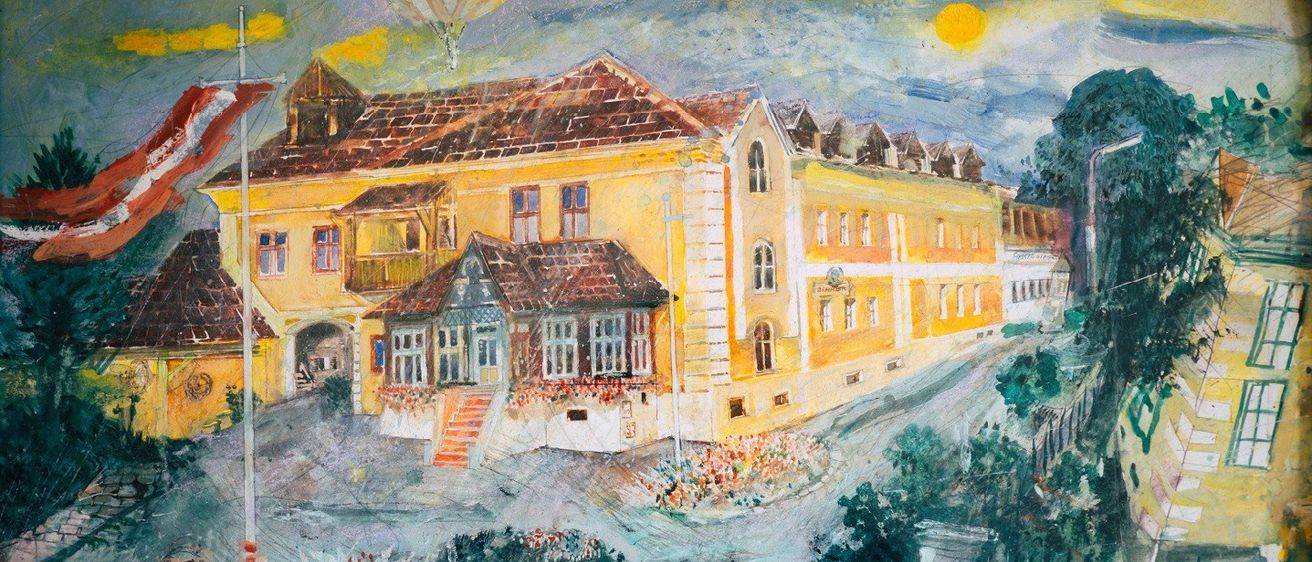 Ein Ölgemälde zeigt ein großes gelbes Gebäude mit mehreren Fenstern und einem Heißluftballon, der darüber schwebt. Das Gebäude befindet sich an einer abschüssigen Straße mit Blumen und Bäumen in der Nähe.