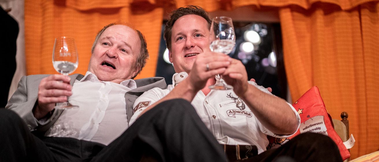 Bild enthält, Couch, Adult, Male, Man, Person, Finger, Glass, Head, Face, Party