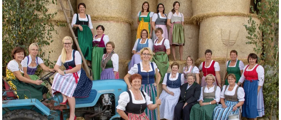 Bild enthält, Costume, Person, People, Adult, Female, Woman, Wheel, Outdoors, Nature, Face