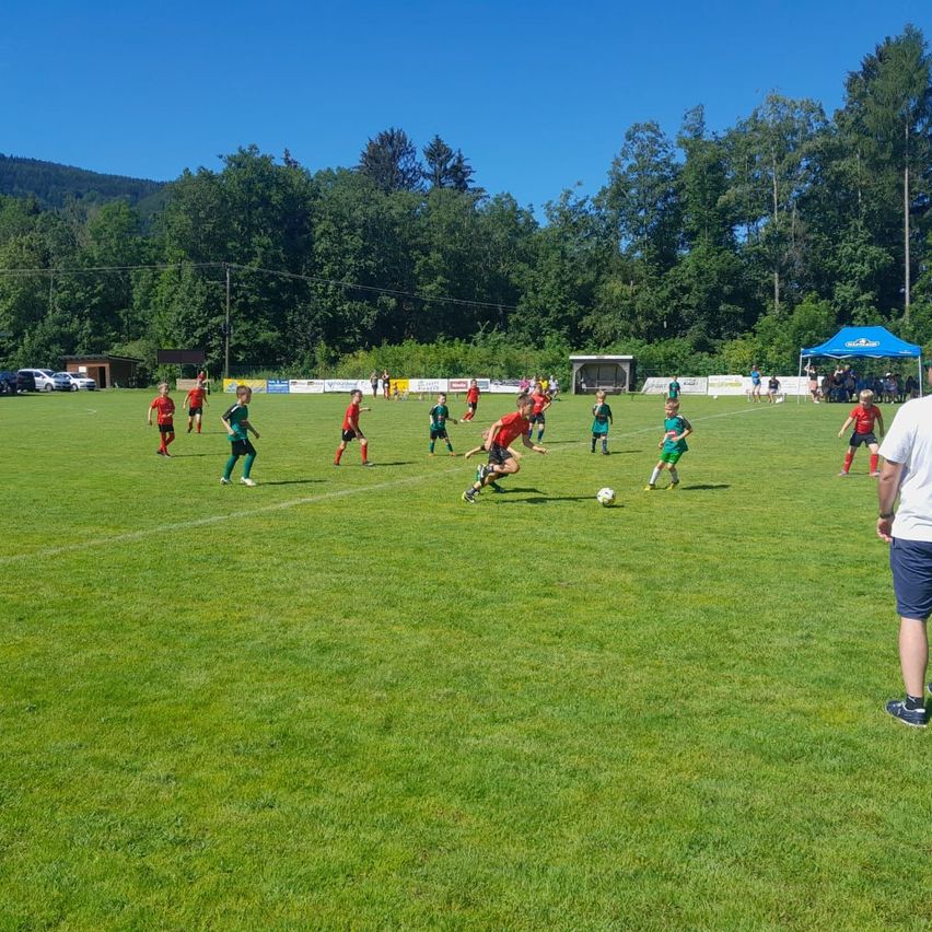 Bild enthält, Football, Soccer, Soccer Ball, Adult, Male, Man, Person, Shoe, Car, Shorts