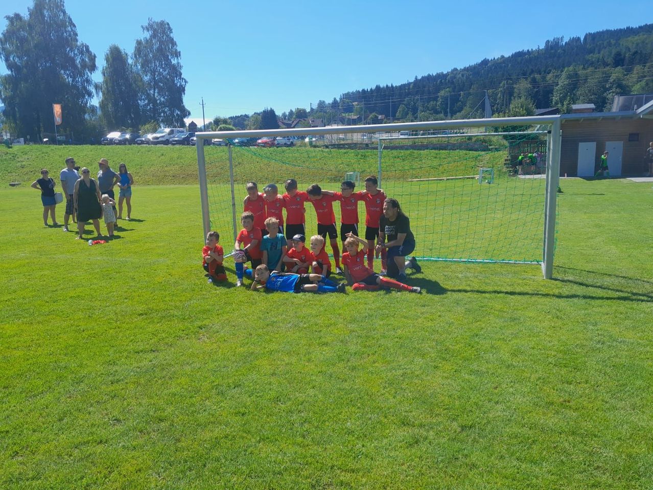 Bild enthält, People, Person, Grass, Plant, Boy, Child, Male, Team, Outdoors, Field