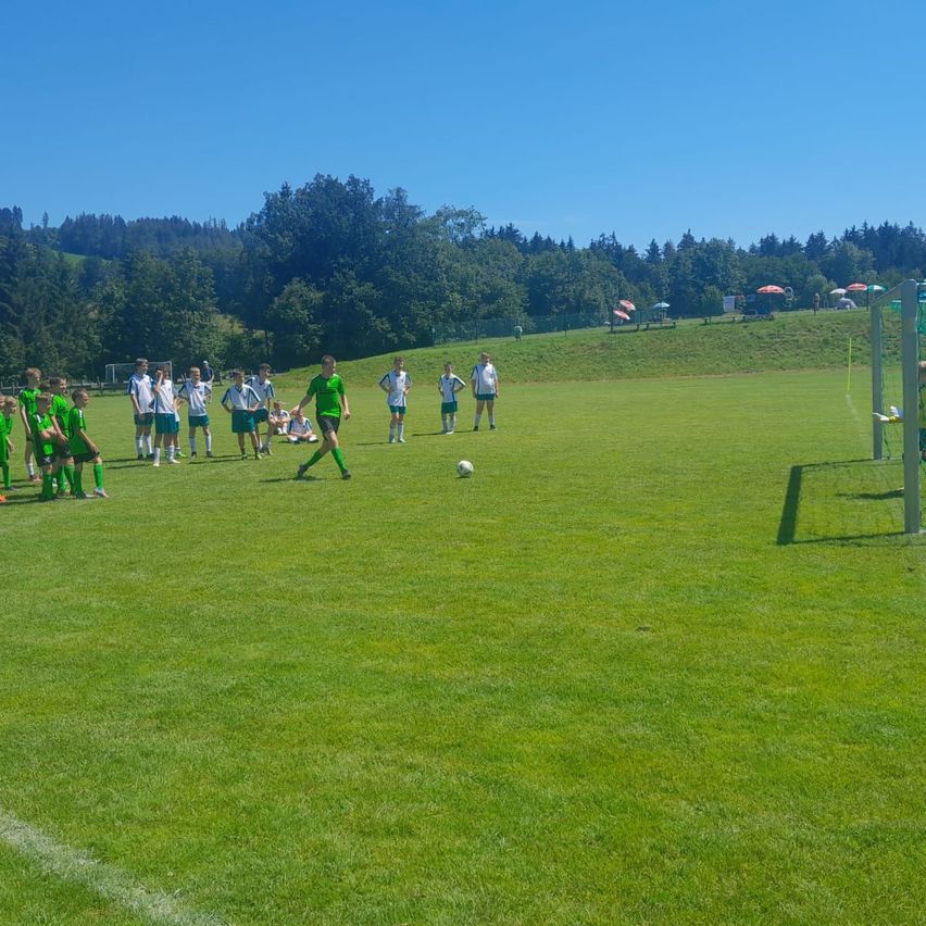 Bild enthält, Ball, Football, Soccer, Soccer Ball, Sport, Person, People, Field